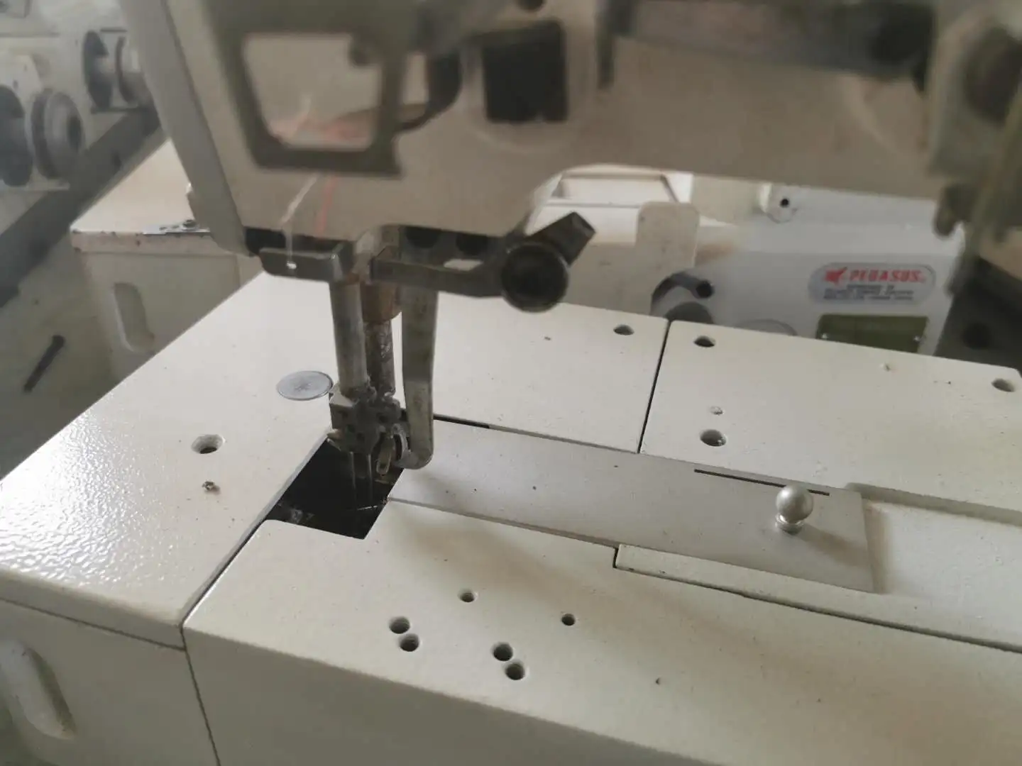 Used Pegasus W500 Flat bed Coverstitch 3-Needle Elastic Attaching Industrial Sewing Machine With Good Quality