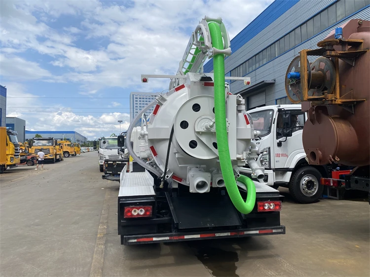 High power FOTON  8 cubic meter high pressure dredging and sewage suction truck with hydraulic rotary sewage suction pipe