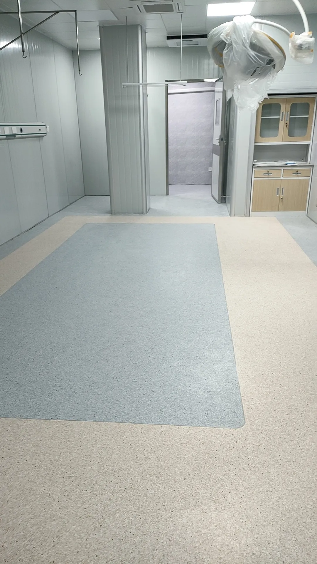 Ginee medical hospital use Pvc vinyl floor Directional pattern plastic carpet roll Electric Resistant Homogeneous Vinyl Flooring
