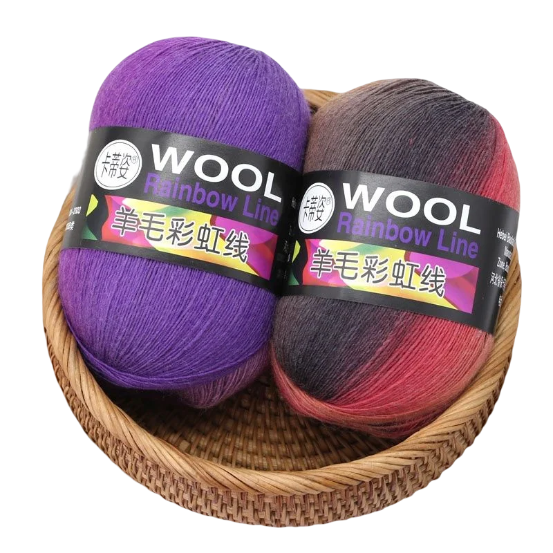 Яркая вязаная шерстяная пряжа