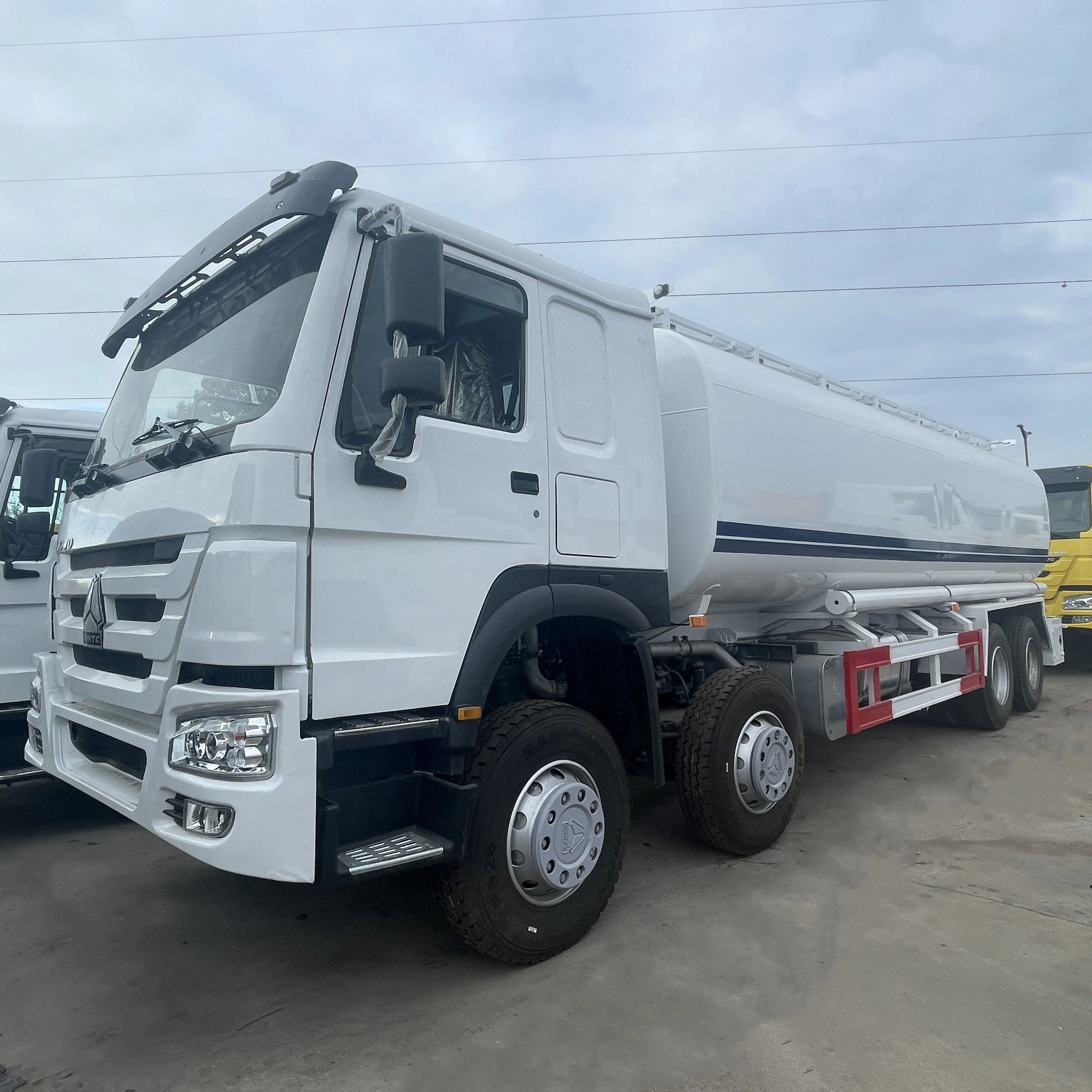 SINOTRUK HOWO 12 Wheeler Trucks Tanker Truck Oil Truck for sale 8X4 oil tank trailer