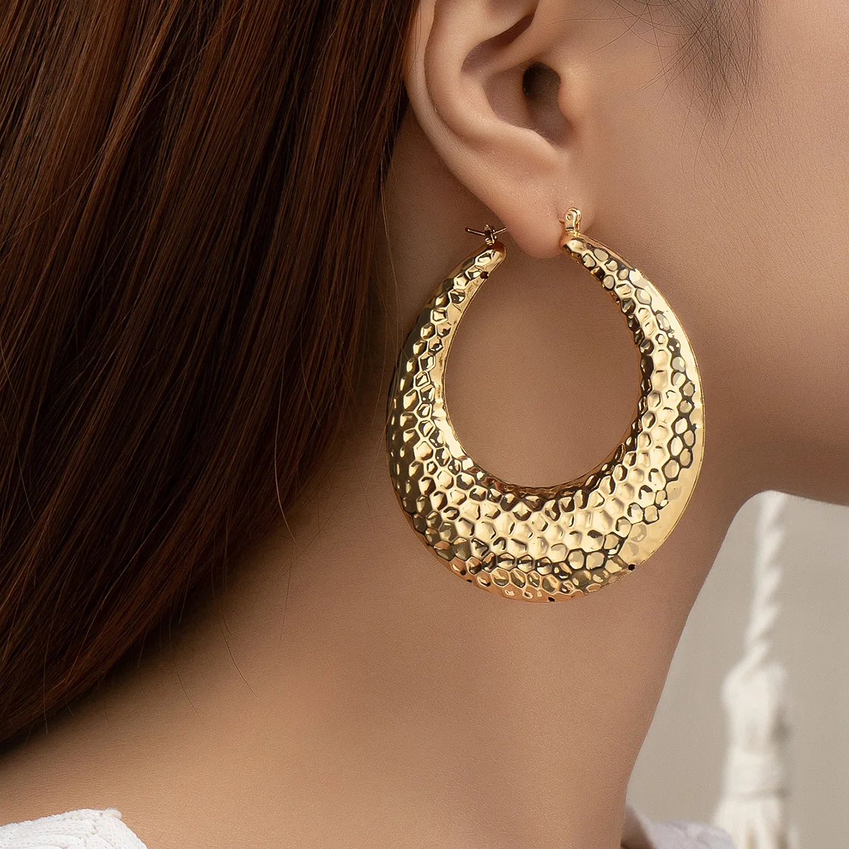 Fashion simple brand gold metal pounding texture circle earrings street photo C-shaped chunky hoop earrings jewelry for women