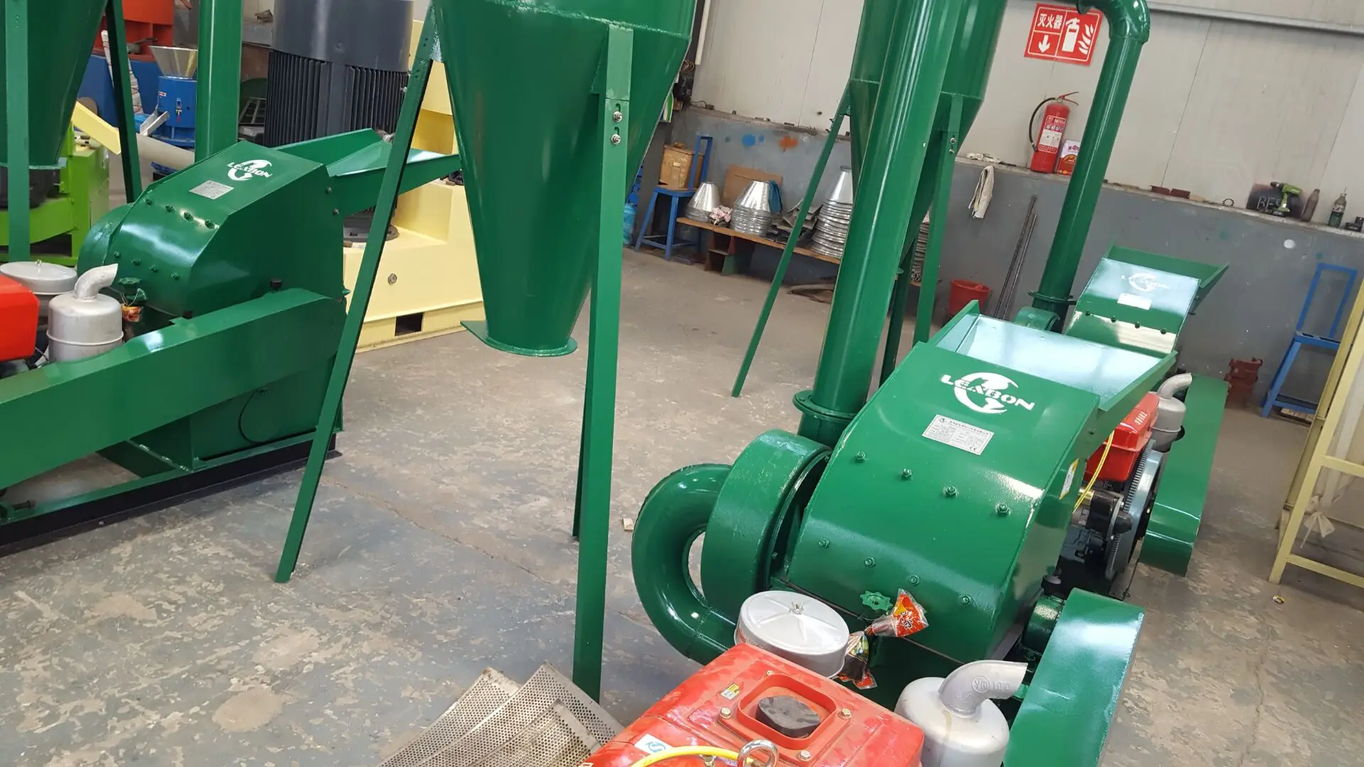 Заводская б/у дробилка древесных опилок дизельная молотковая мельница цена