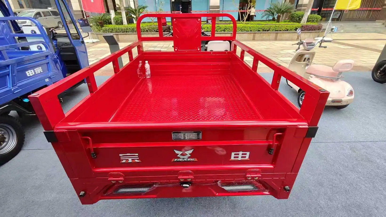 200cc Super Loading Gasoline Motor Tricycle 3 Big Wheels Open Body 250cc Displacement 150cc Petrol Popular Style Cargo