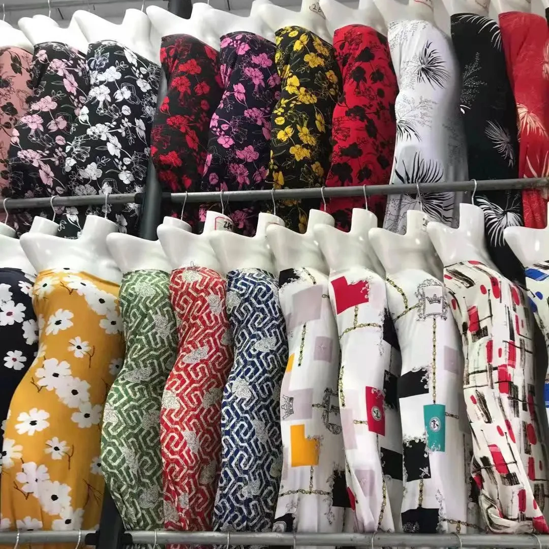 Оптовая продажа тканая вискозная ткань из вискозы шелковая с цветочным принтом простая 100% 145 см для платья