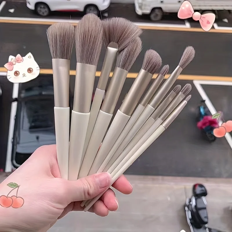 10-piece makeup brush set. High-quality, professional, luxurious white. Customizable logo and private label.