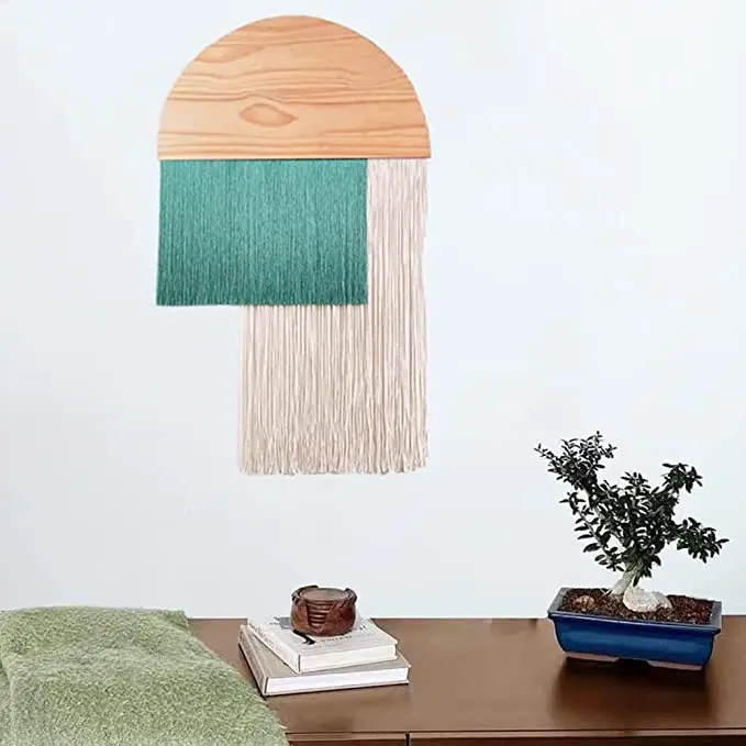 Деревянная настенная подвесная вешалка с кисточками в стиле бохо