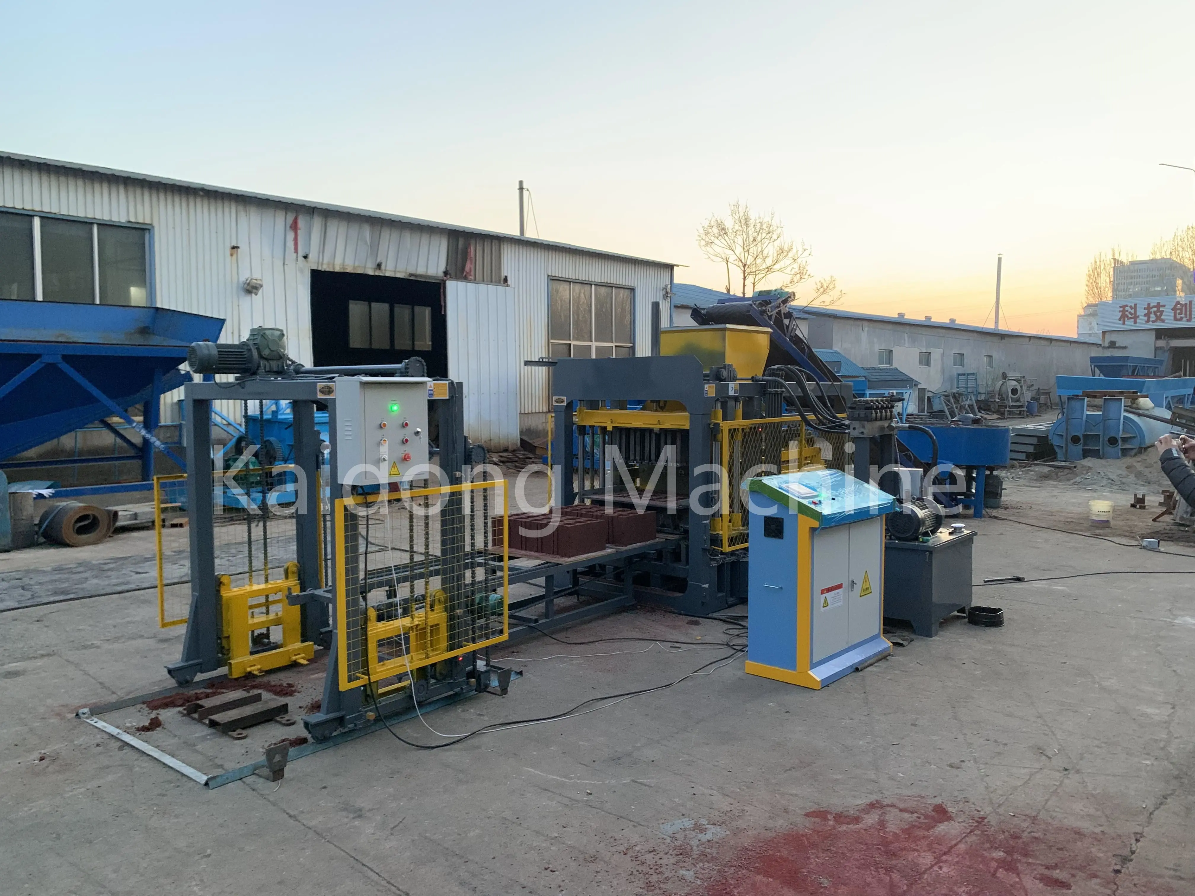 KAIQAIN QT4-15C Hot selling concrete brick molding machine cement brick block molds paving automatic brick making machine