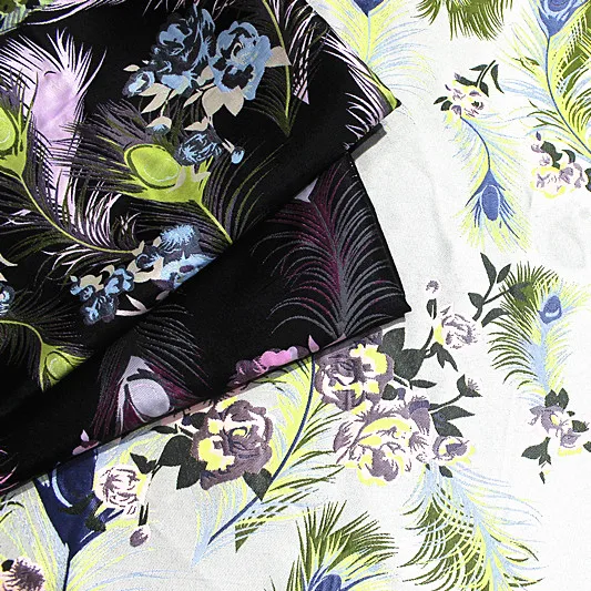 Жаккардовая ткань с узором из перьев павлина