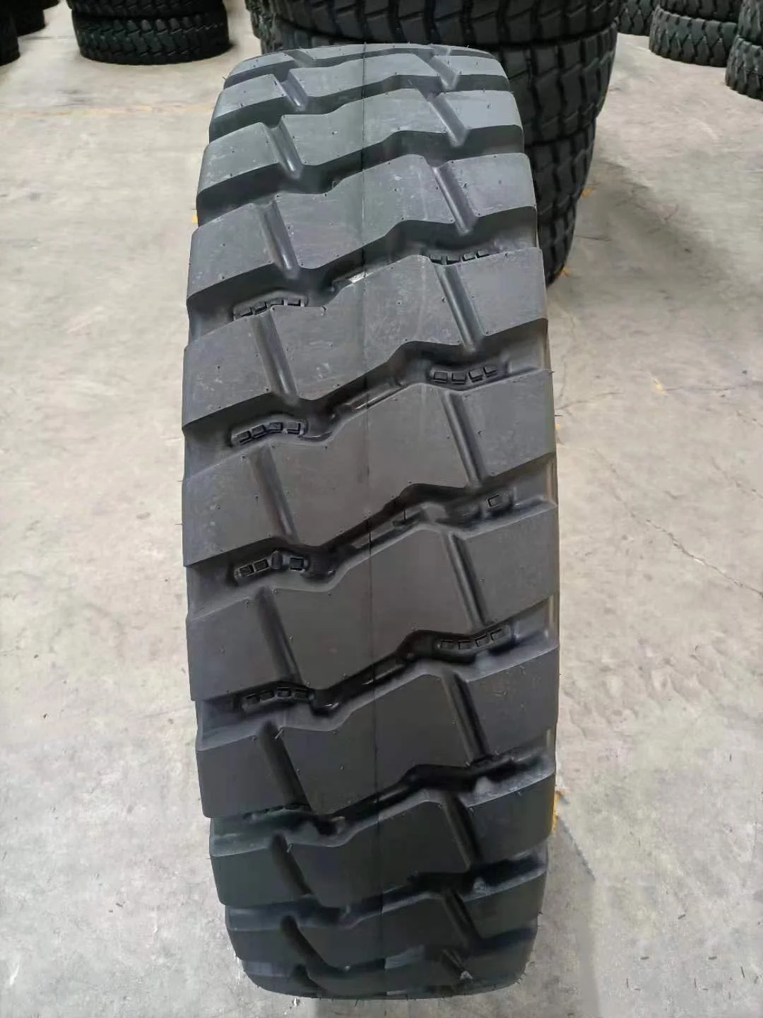 Steel Radial Tyre Inner Tube Rubber Ovided Natural Hiflowerlity Radial OTR Tires Pr Provided TL 3 Years Truck Tires 11r20 Radial