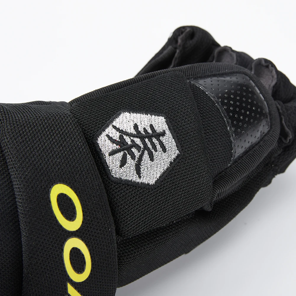 Ice Hockey Player Gloves Shin Pads Ice Hockey Vintage Ice Hockey Helmet  neck protect