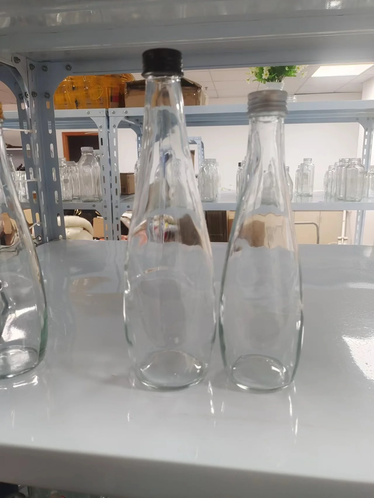Spot wholesale transparent glass orange juice bottles, beverage juice bottles, straight round soda bottles 330ml manufacturers