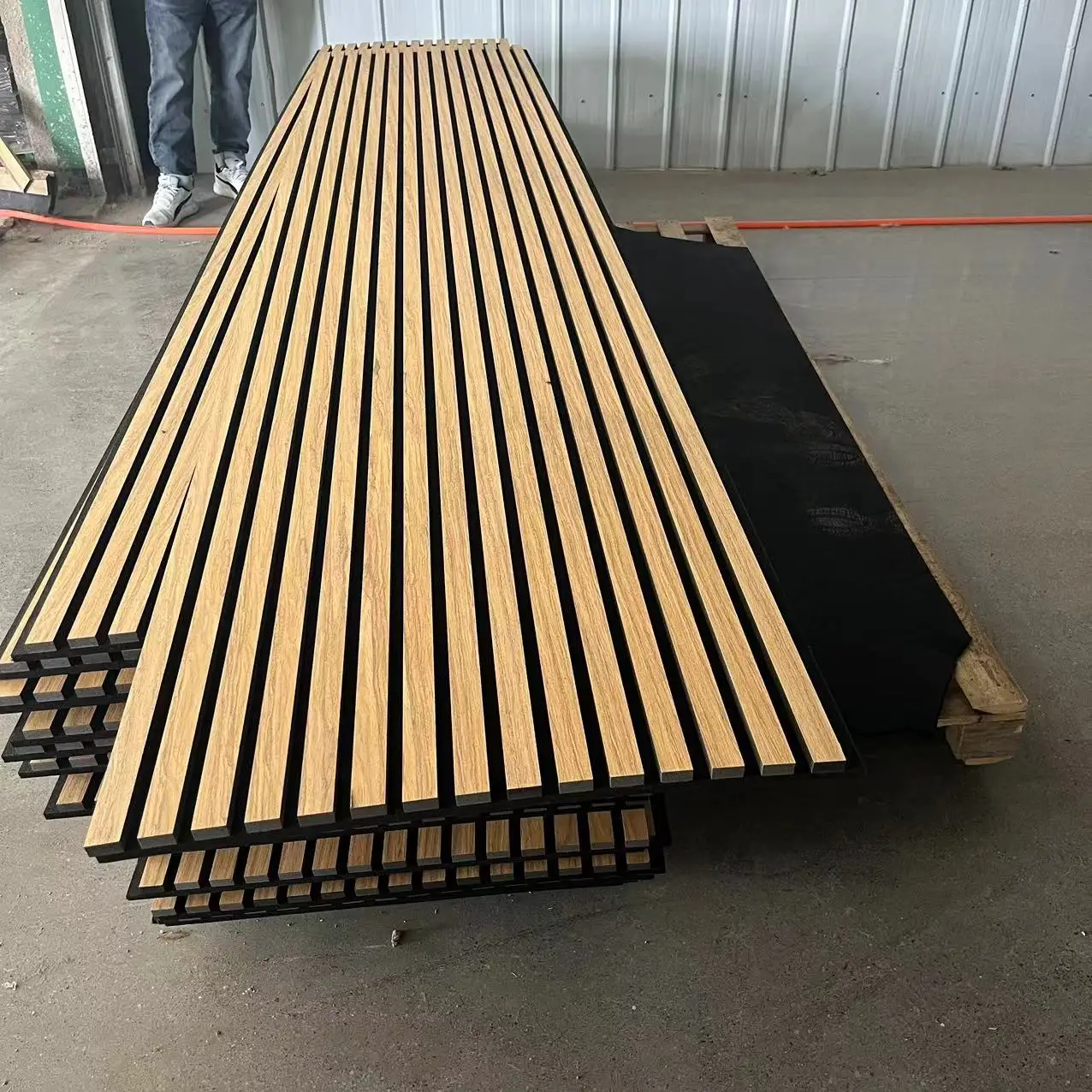 Natural White Oak and Walnut Veneer Acoustic Panels MDF Wood Slat Wall Akupanel Acoustic PVC Panels Sound Proof for Indoor
