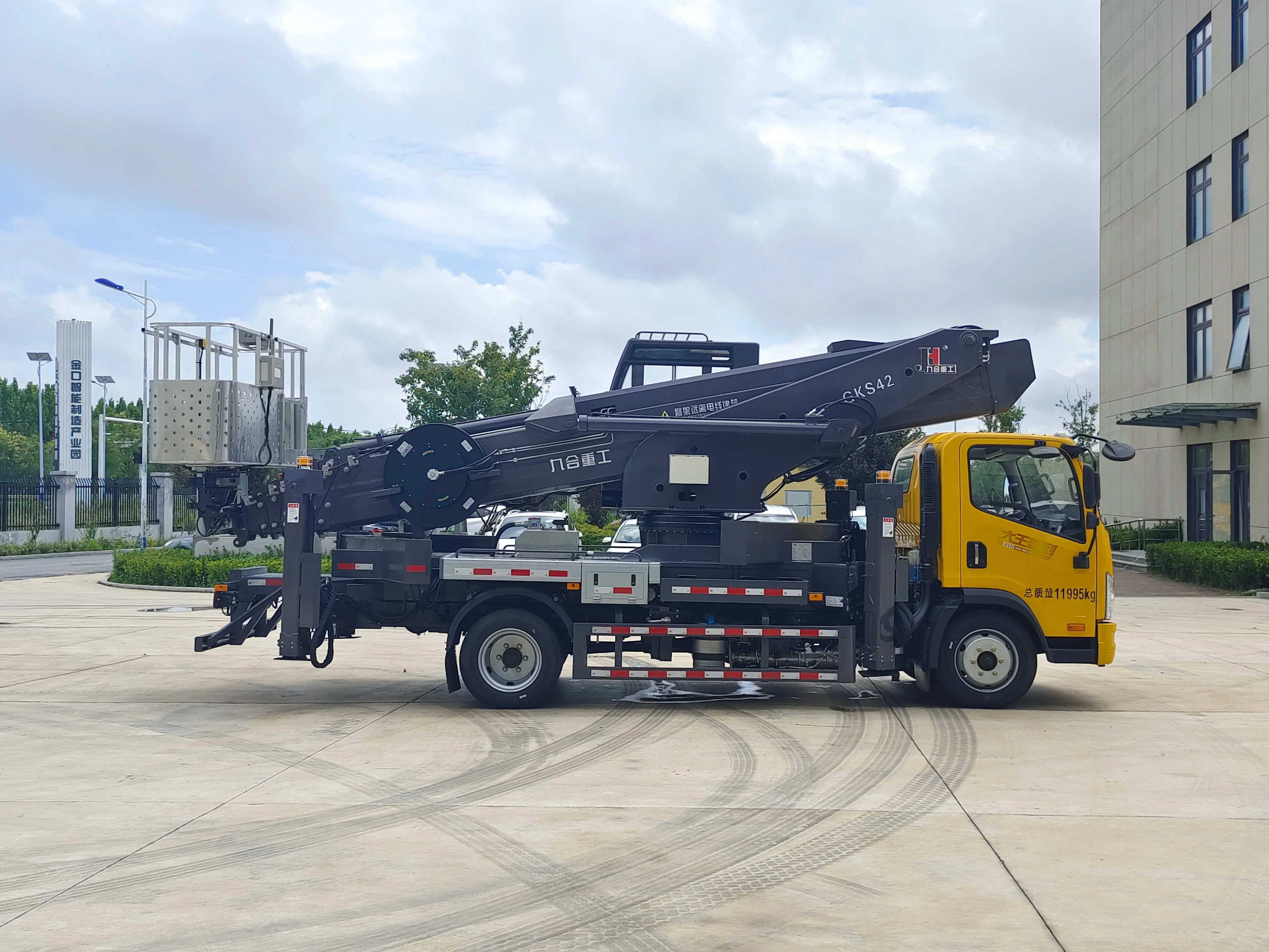 JUHE Group factory 42M Platform Aerial Truck Hydraulic Truck with bucket Aerial Telescopic Access Ladders Bucket Truck Boom Lift