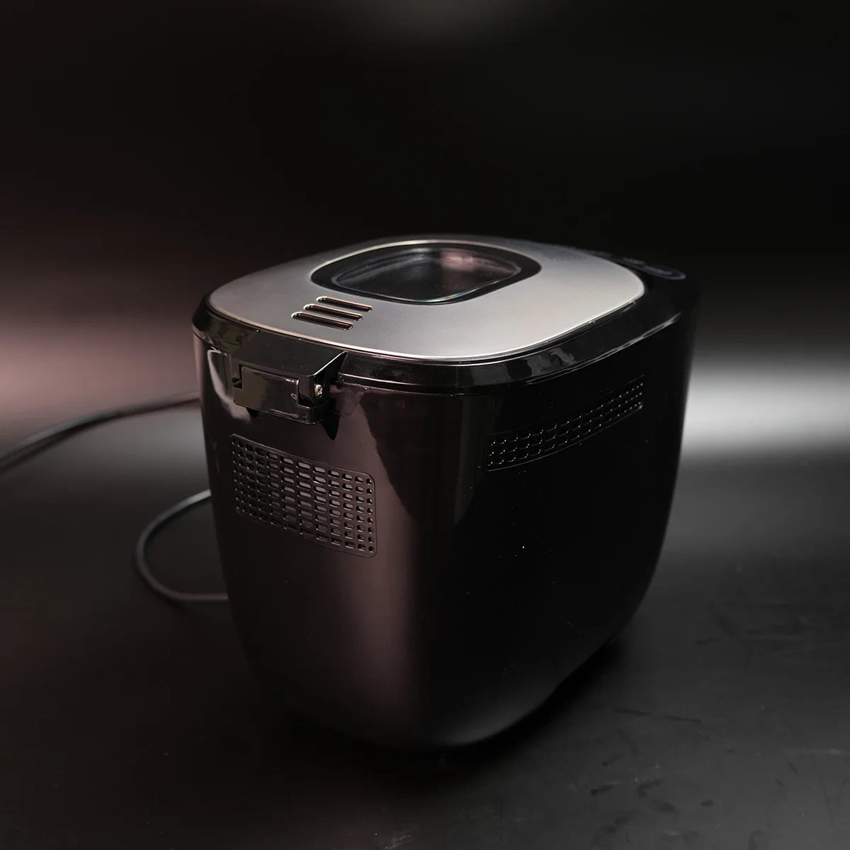 Bread Maker 2LBS 550W 120V 12 digital programs up to 5800g 3 crust options Warming Function, Time Delay