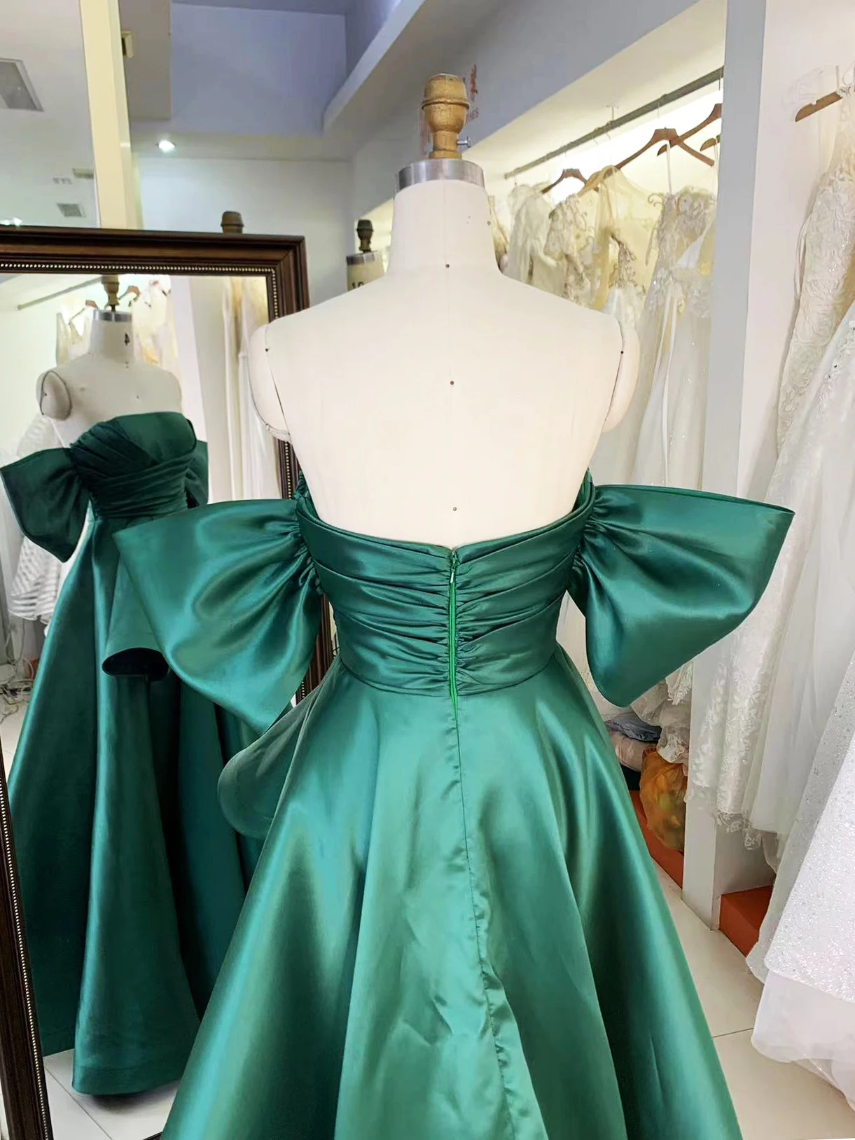 2025 New fashion custom strapless emerald satin fabric pleated dress modern party trend design evening dress