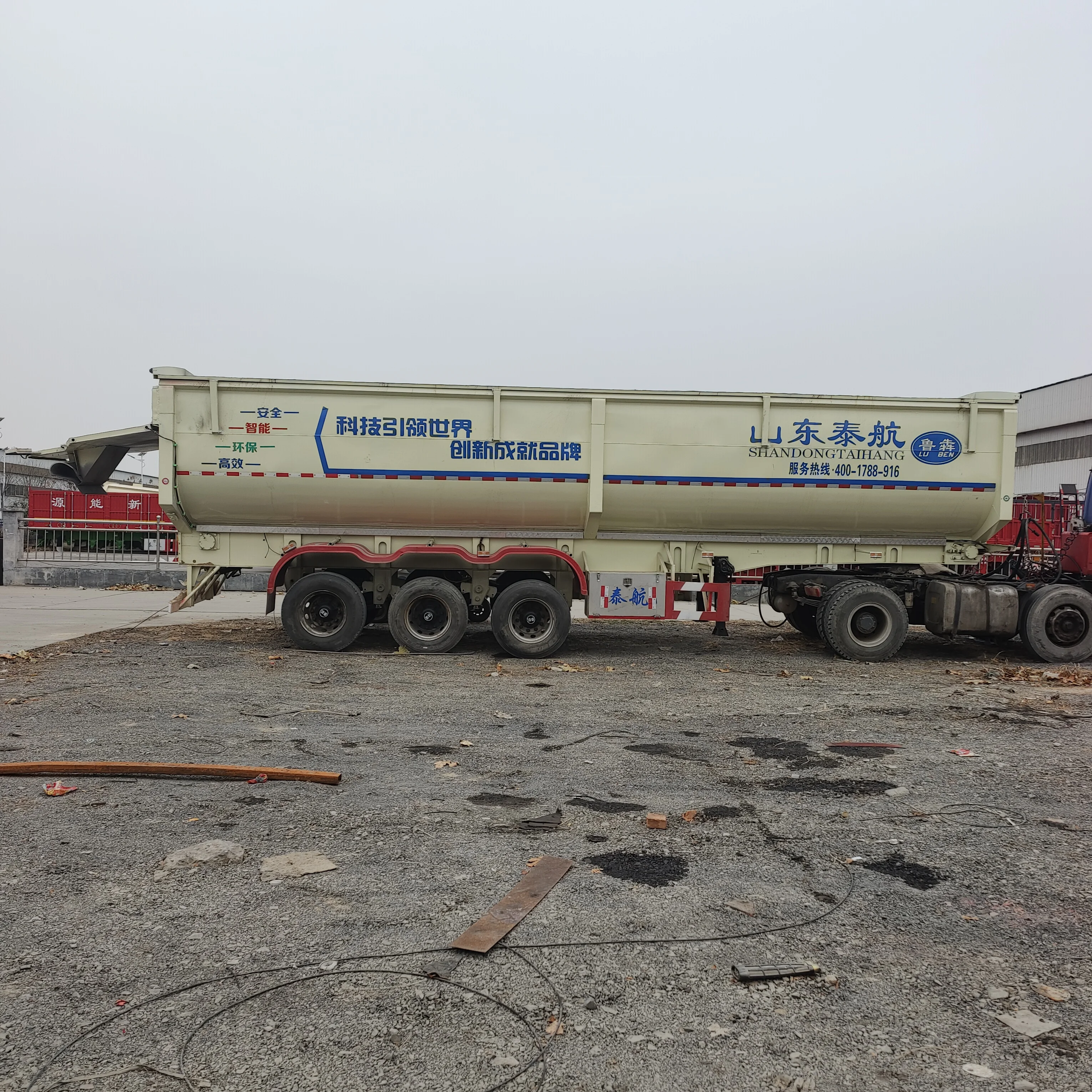 Three-axle scraper dump semi-trailer