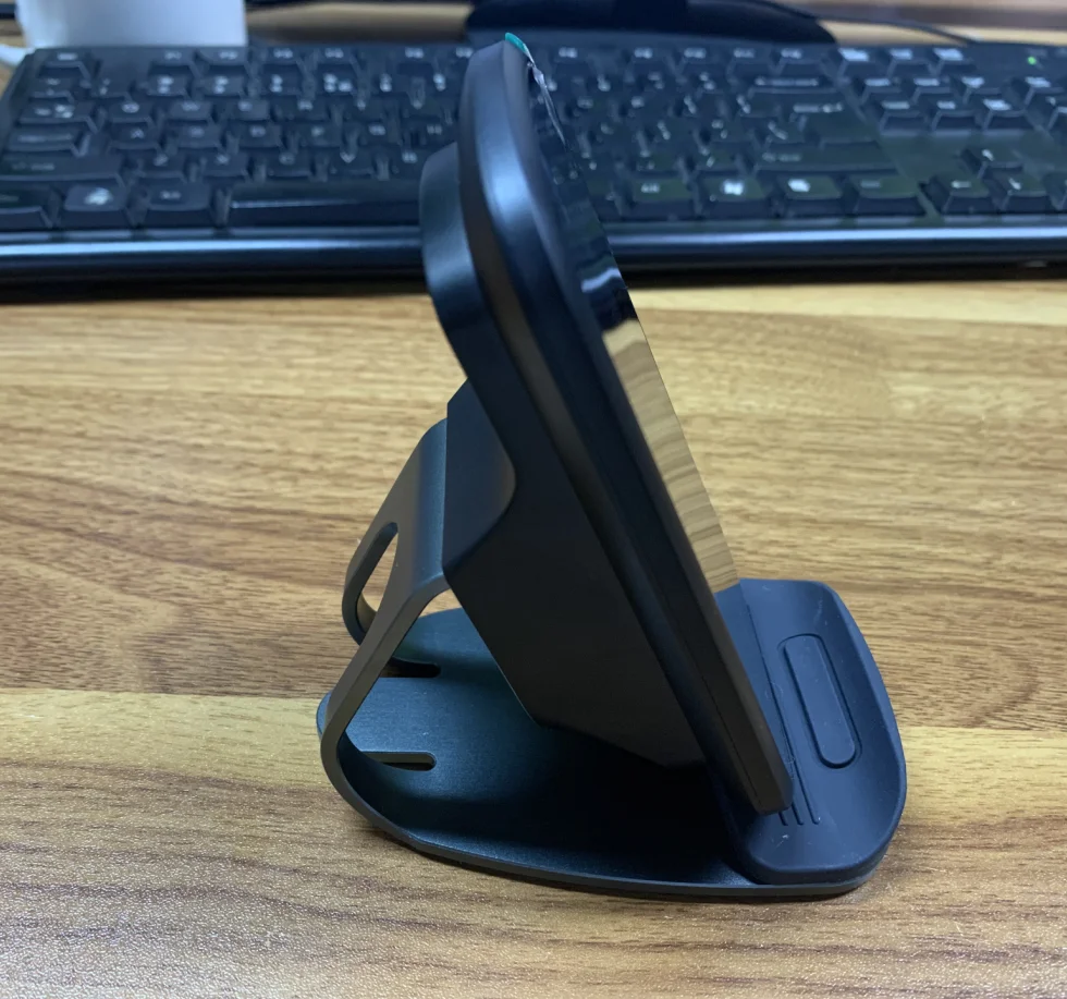 2022 new design 15W fast desktop wireless charger with moving coils find the best position for phone reach max charge speed