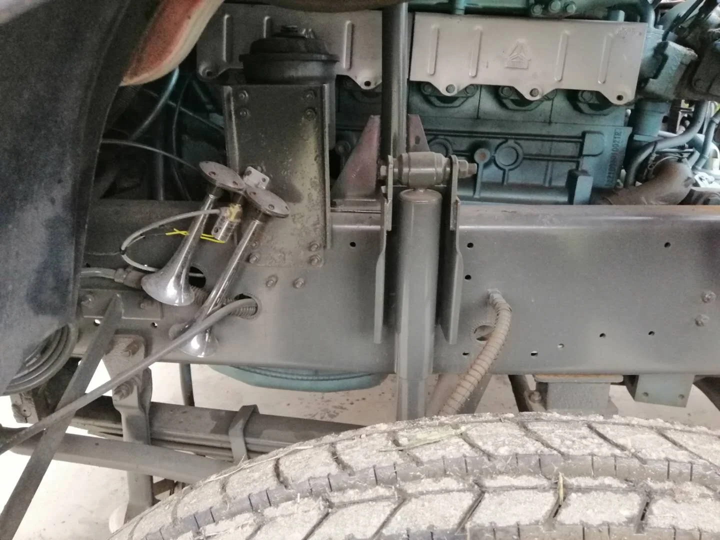 Sino truck Howo 371 HP б/у Тракторная головка 6X4 б/у, основной двигатель с дизельным двигателем, б/у трактор (WhatsApp: 8615503911273)