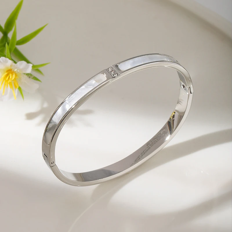 High quality fashion charm ladies bracelet waterproof sweatproof stainless steel bracelet