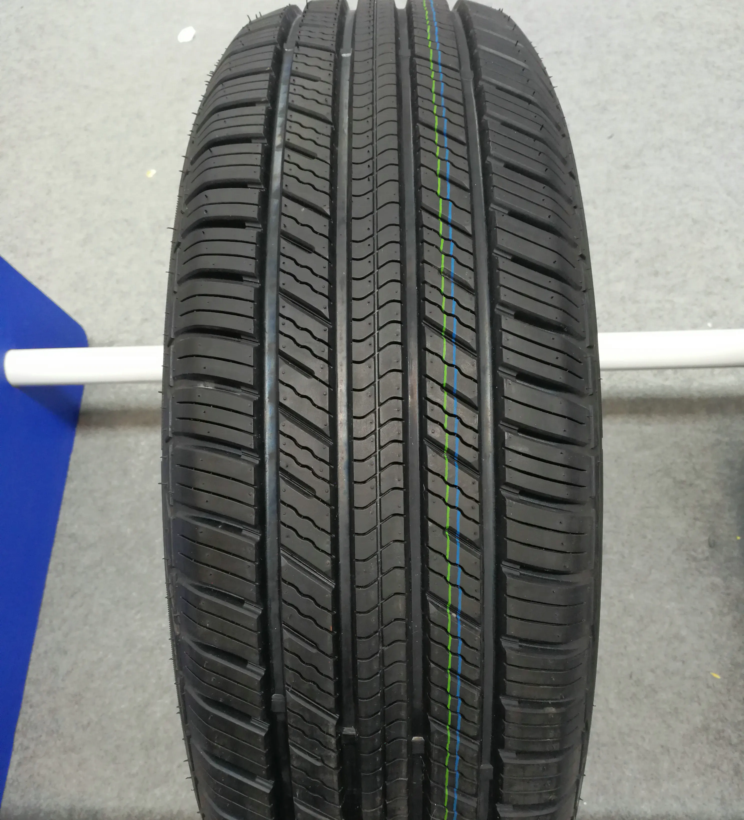 
 Комфортные шины марки DOUBLE KING для автомобилей размером 155/80R13, 175/70R14, 185/65R15, 195/65R15, 185R15C и 4x4 PCR  