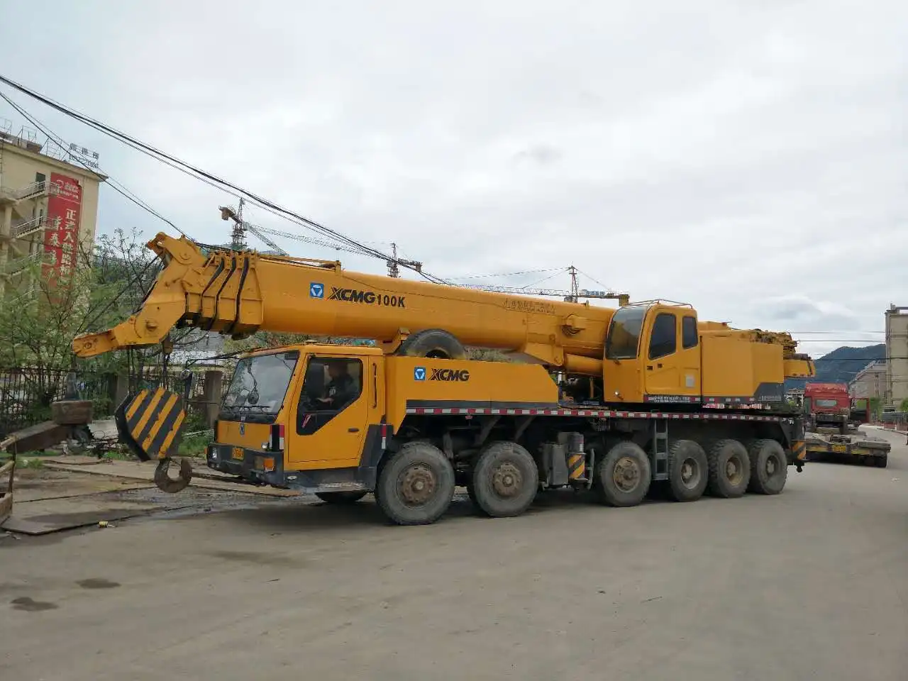 China brand new mobile truck mounted crane trucks crane lifting equipment 130 ton QY130K