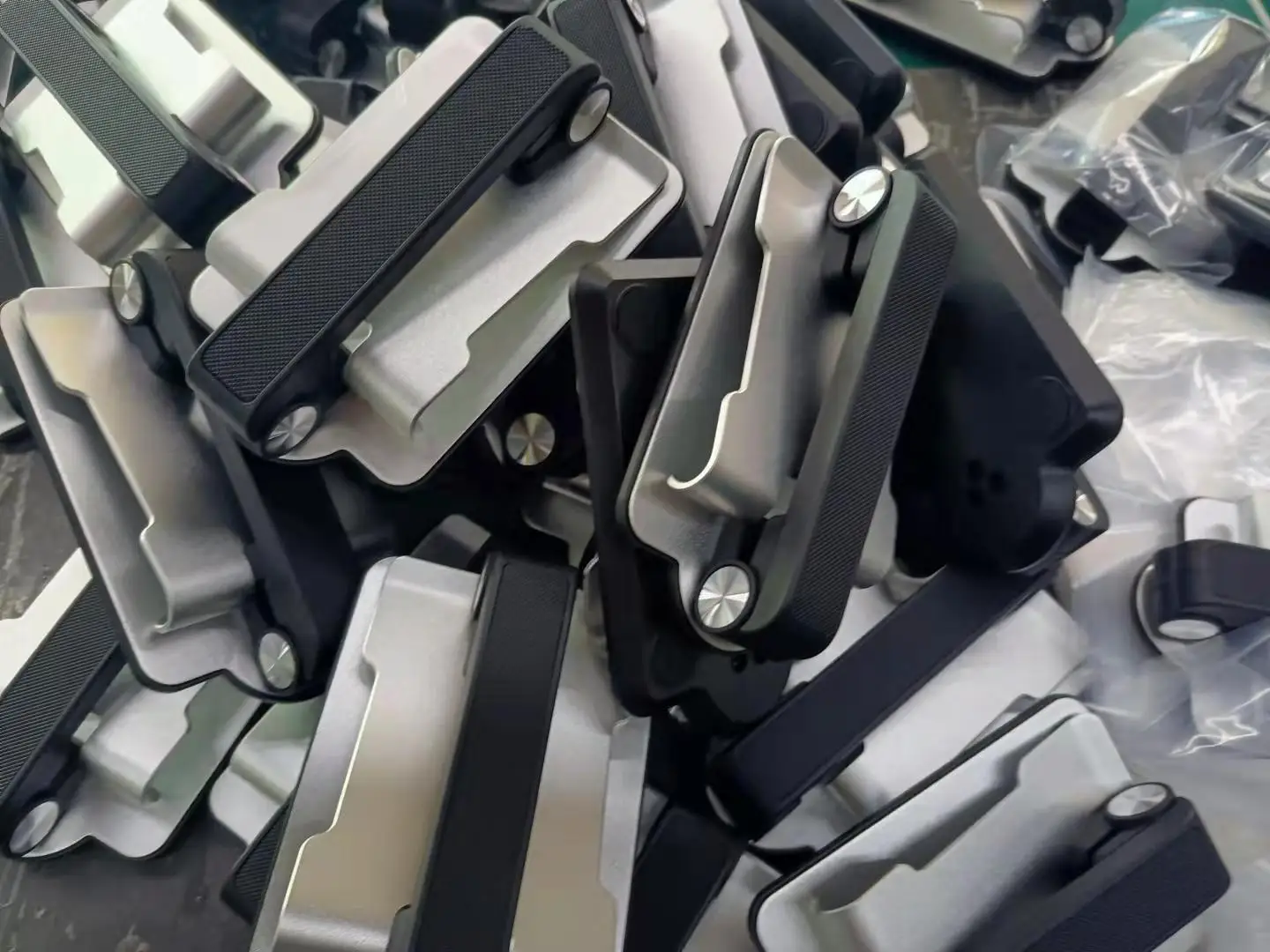 Universal Aluminum Desk Phone Holder Cellphone Stand  Fit For 4 To 10 Inch Phone and Tablet