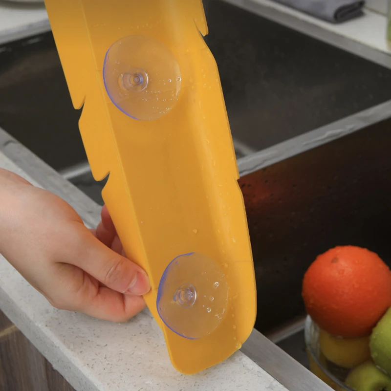New Household Kitchen Leaf Shape Sink Wash Fruit Dish Silicone Water Splash Guard Water Baffle with Suction Cup