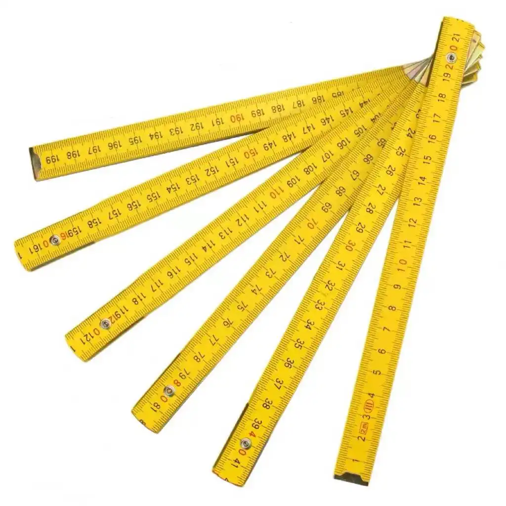 Белая деревянная линейка для одежды