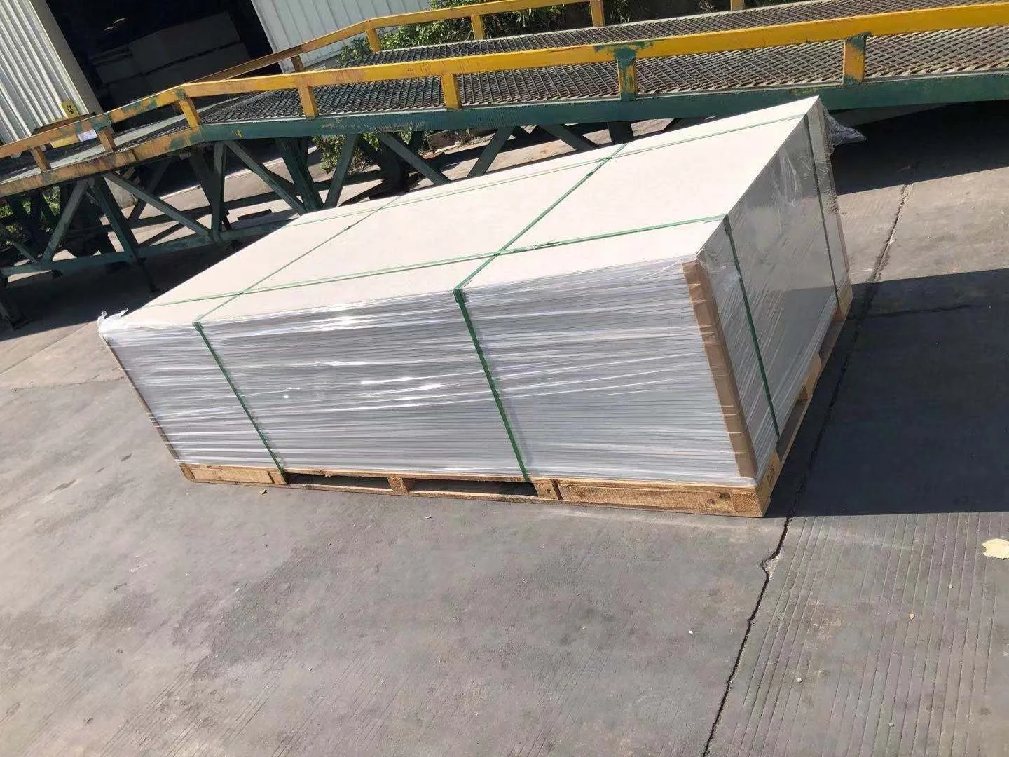 Guangzhou Manufacturer 100% Non-Asbestos High Density Texture Sanded Finish White Color Fiber Cement Board