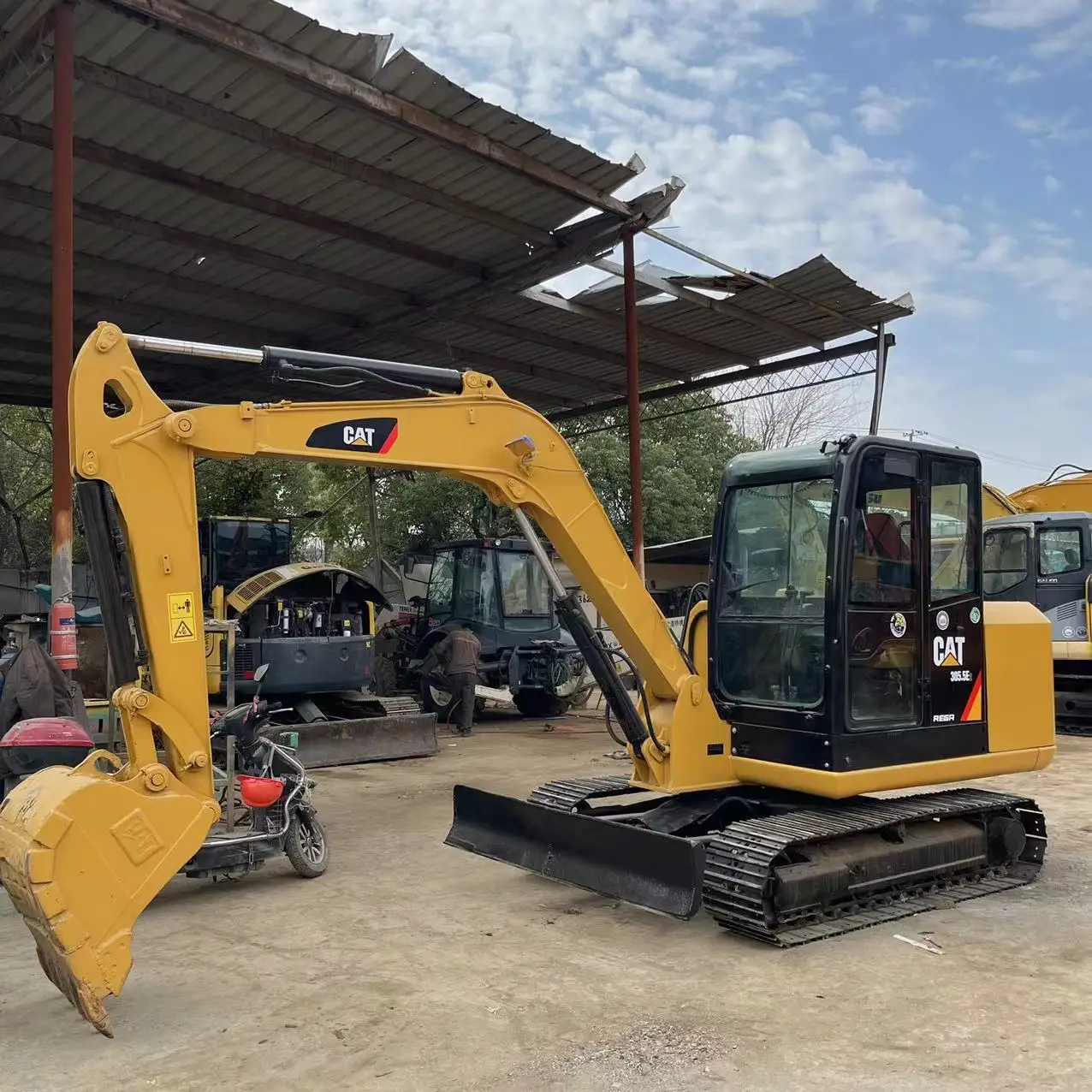 CAT 305.5E1 оптовая продажа компактный портативный экскаватор поворотный подшипник купить старый дешевый