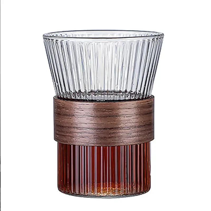 Чайная чашка с вертикальным узором