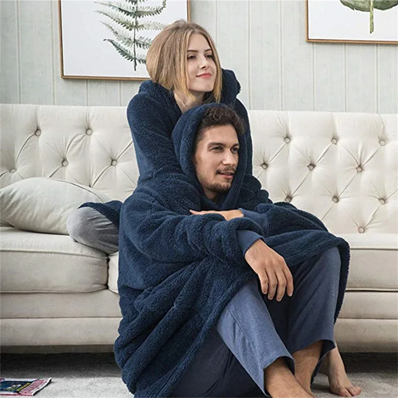 Comfortable loose double-sided fleece hoodie with a thick blanket to wear