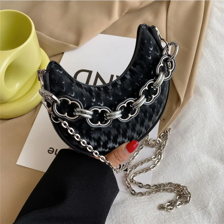 New autumn 2021 crescent-shaped saddle bag for ladies