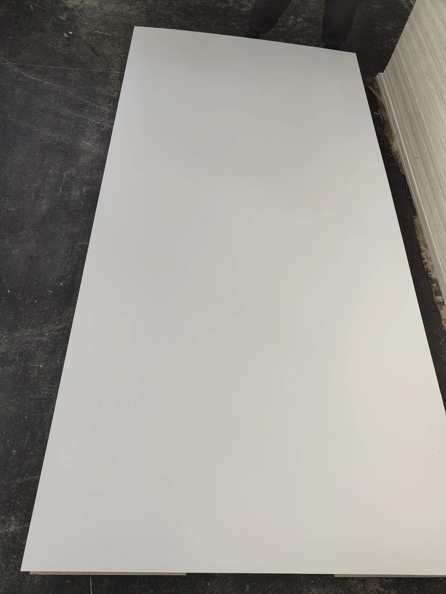 18mm Furniture Grade White Hpl Plywood Laminated Plywood For Kitchen Carcass