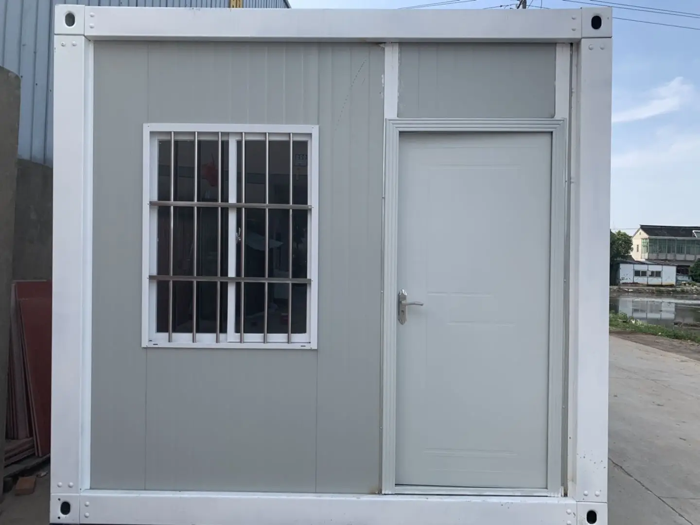 Hot Sales Different Sizes Container Luxury House Prefabricated With Windows And Door From China