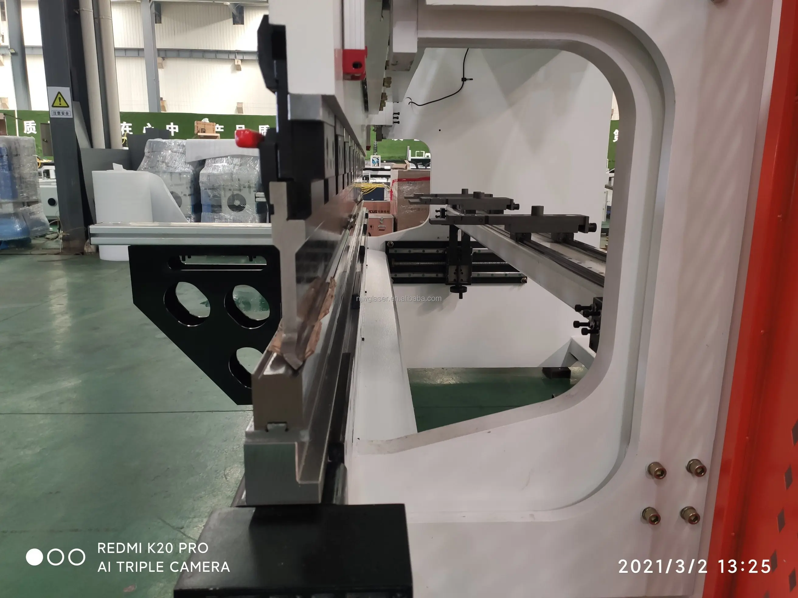 Почти новый гидравлический листогибочный станок с ЧПУ для листового