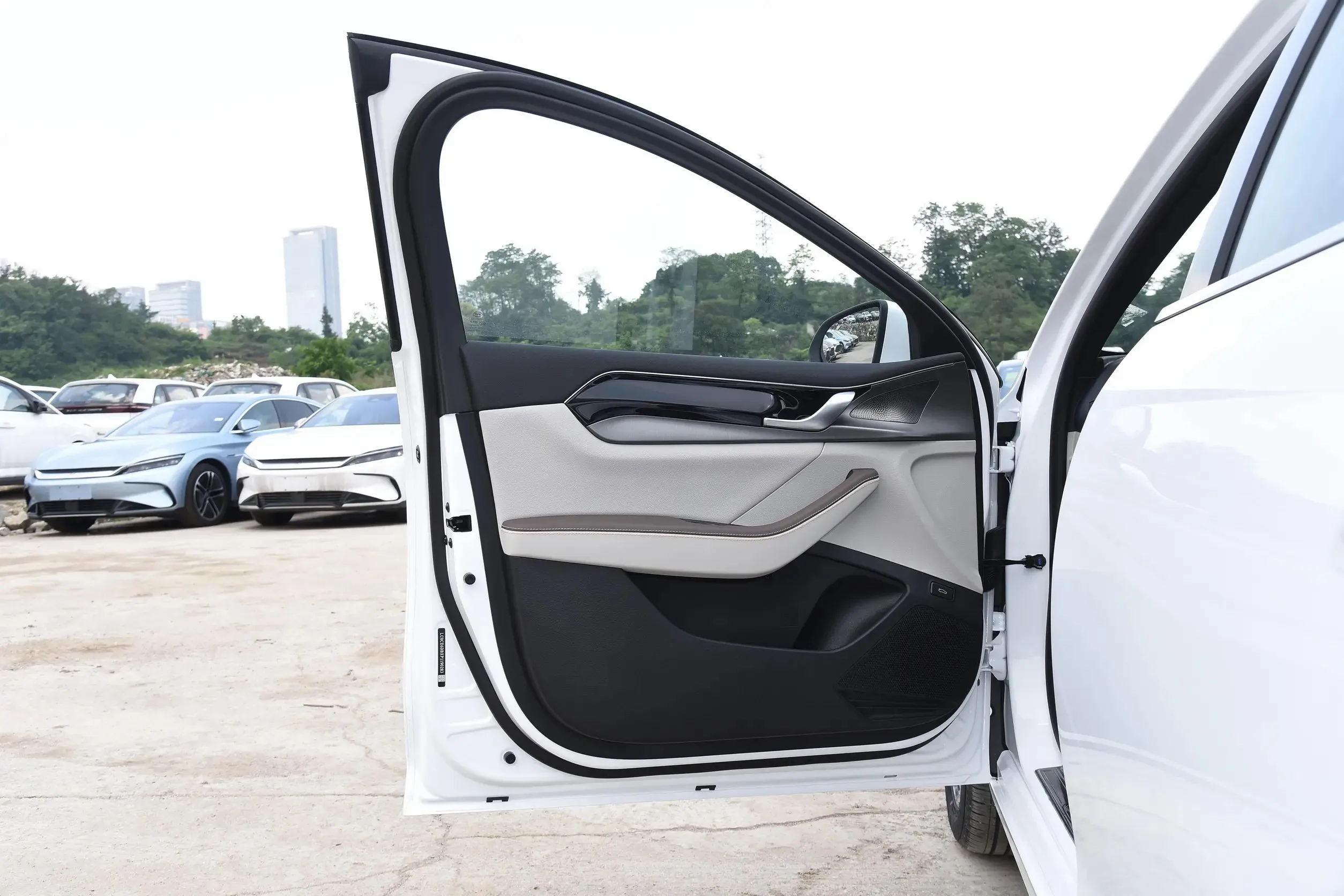 Купить китайские маленькие электромобили BYD Qin Plus Ev 4-дверный 5-местный седан 420 км Long Range EV Cars для продажи