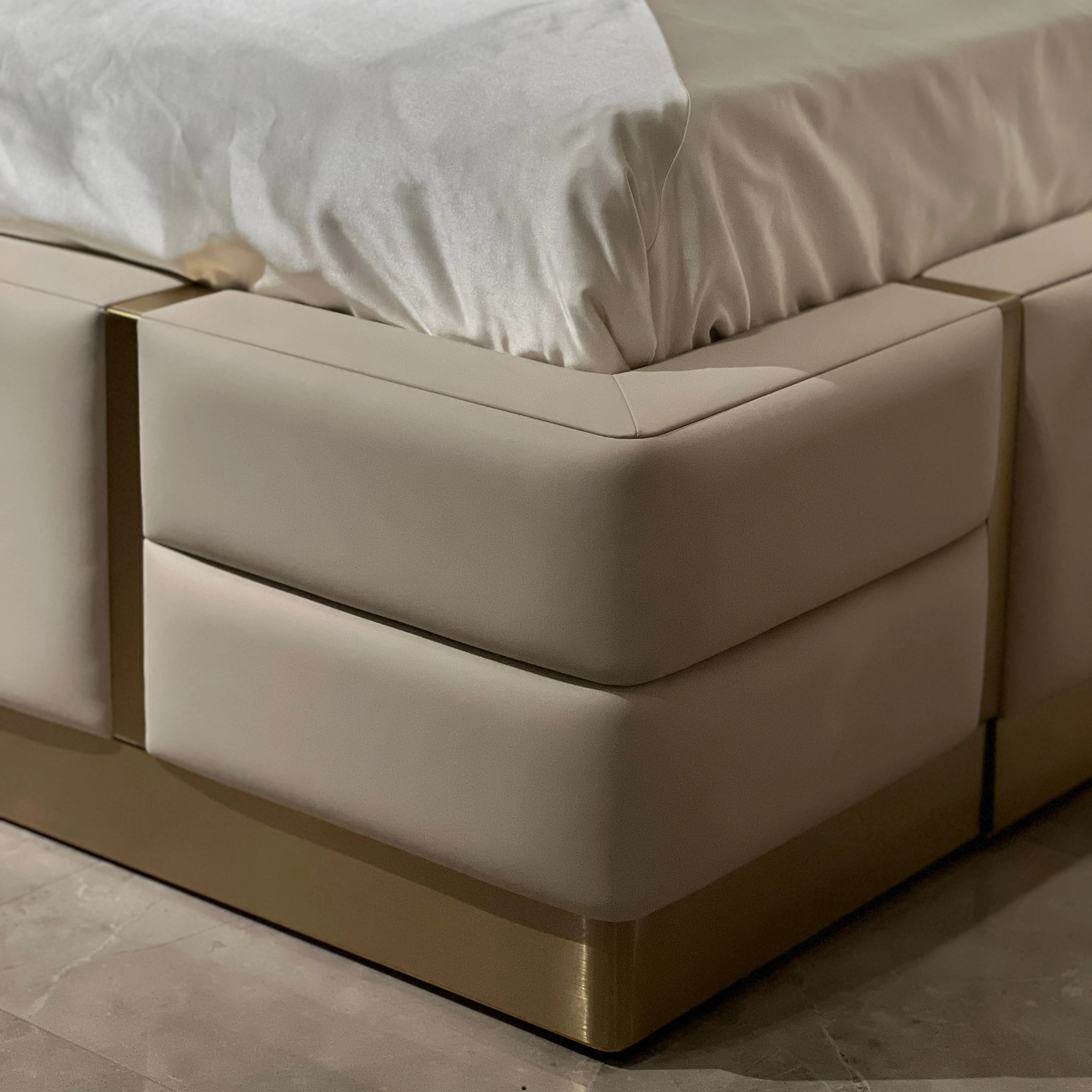 Beloved Elegant Modern Fashion Design Queen Bed Luxury Widescreen Double Bed with Soft Wooden Frame for Villa Bedroom