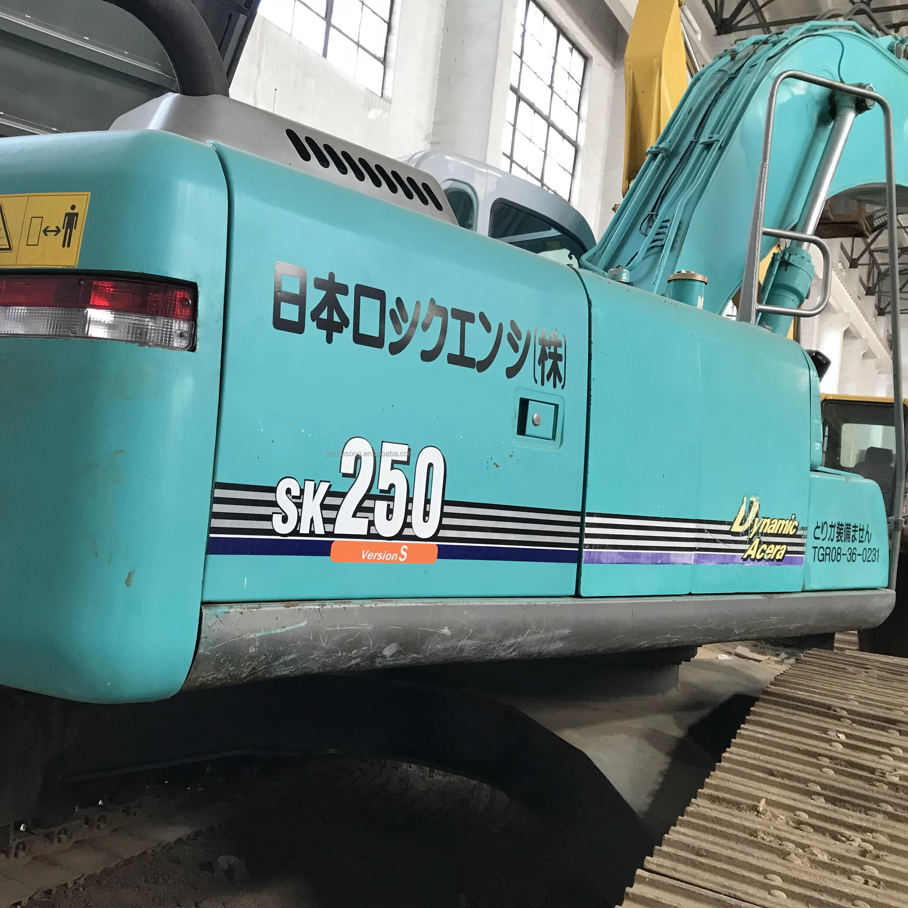 Used Kobelco excavator low price promotion  Japanese made used SK205-6 excavator good condition