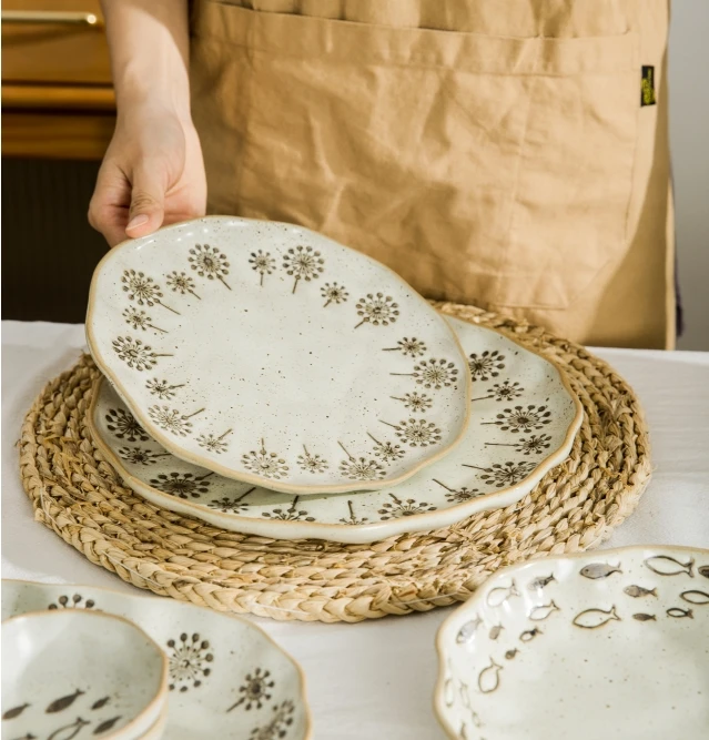 Круглые тарелки из