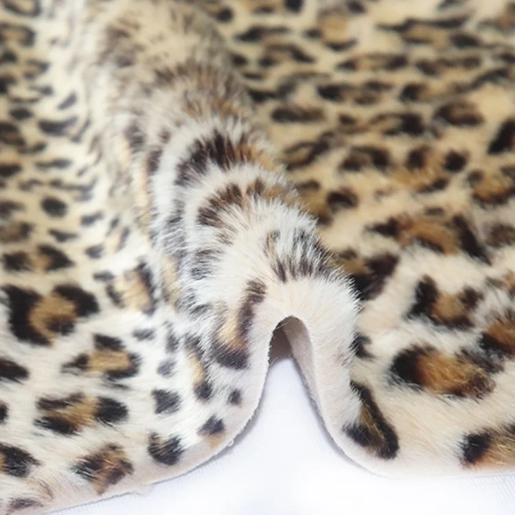 Высококачественная дешевая плюшевая ткань из 100% полиэстера с леопардовым принтом из искусственного меха