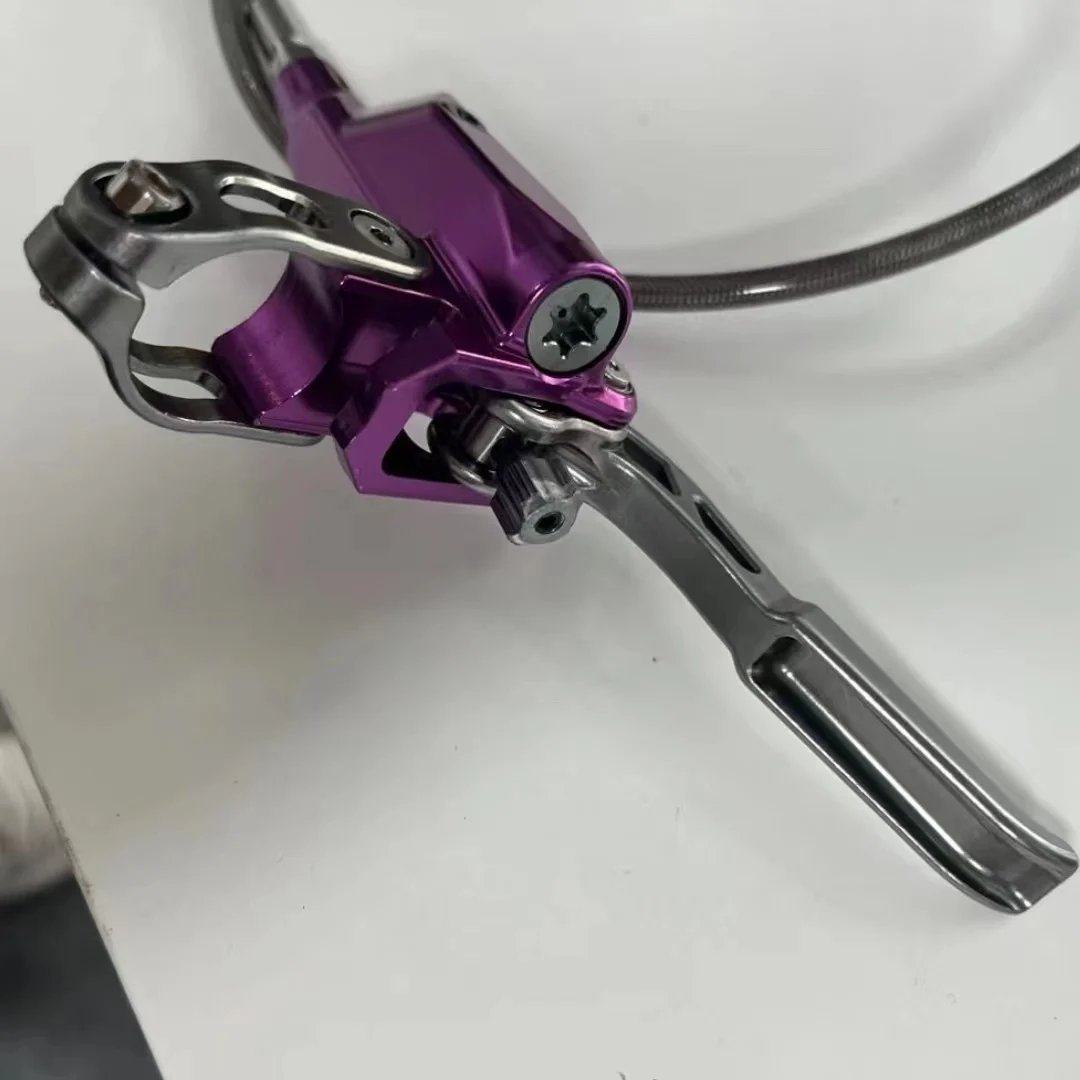 High-end bicycle hydraulic disc brake uses 4-piston technology