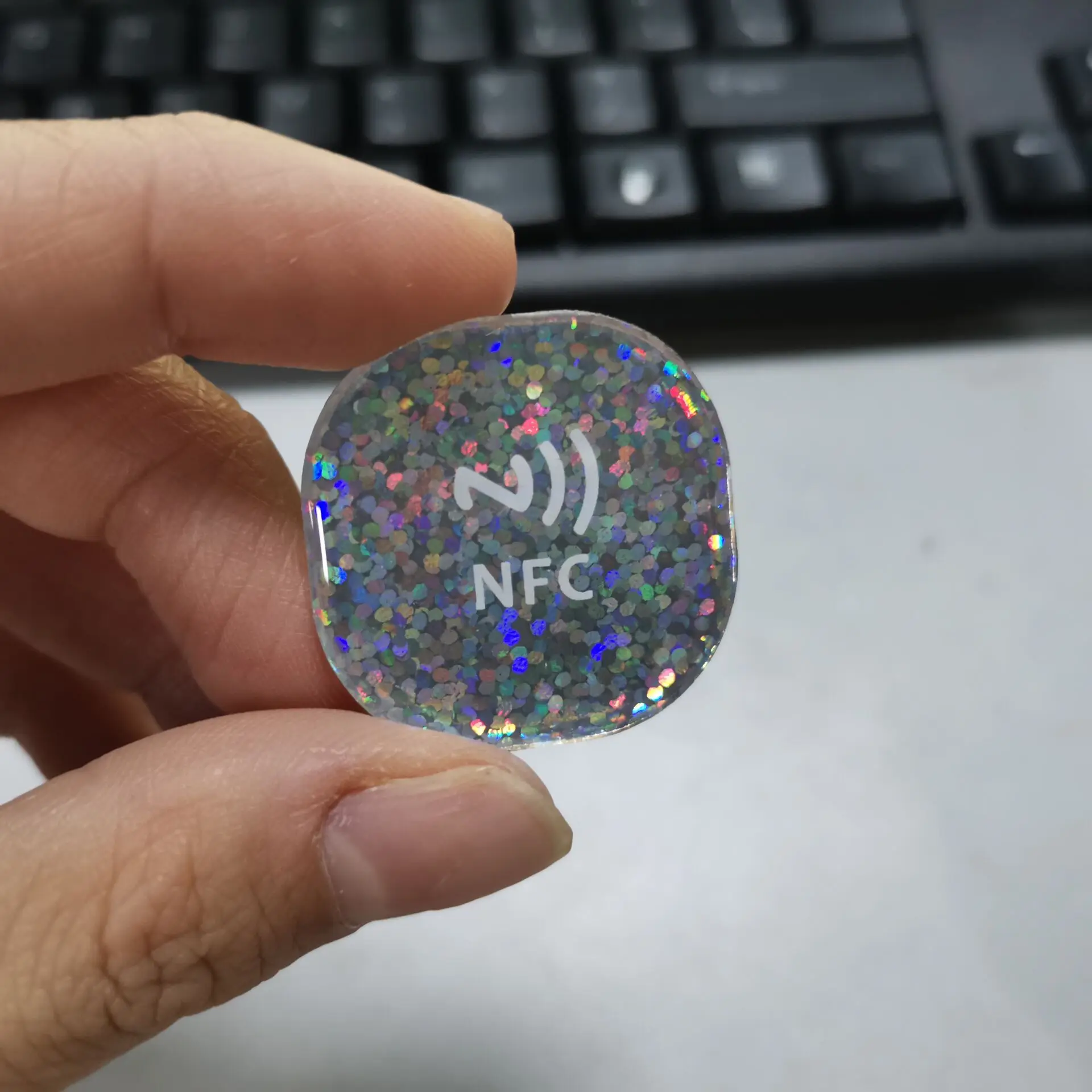 Заводская цена бесплатный образец яркие наклейки 13 56 МГц NTAG213 NFC водонепроницаемая эпоксидная этикетка клейкая NFC-метка для