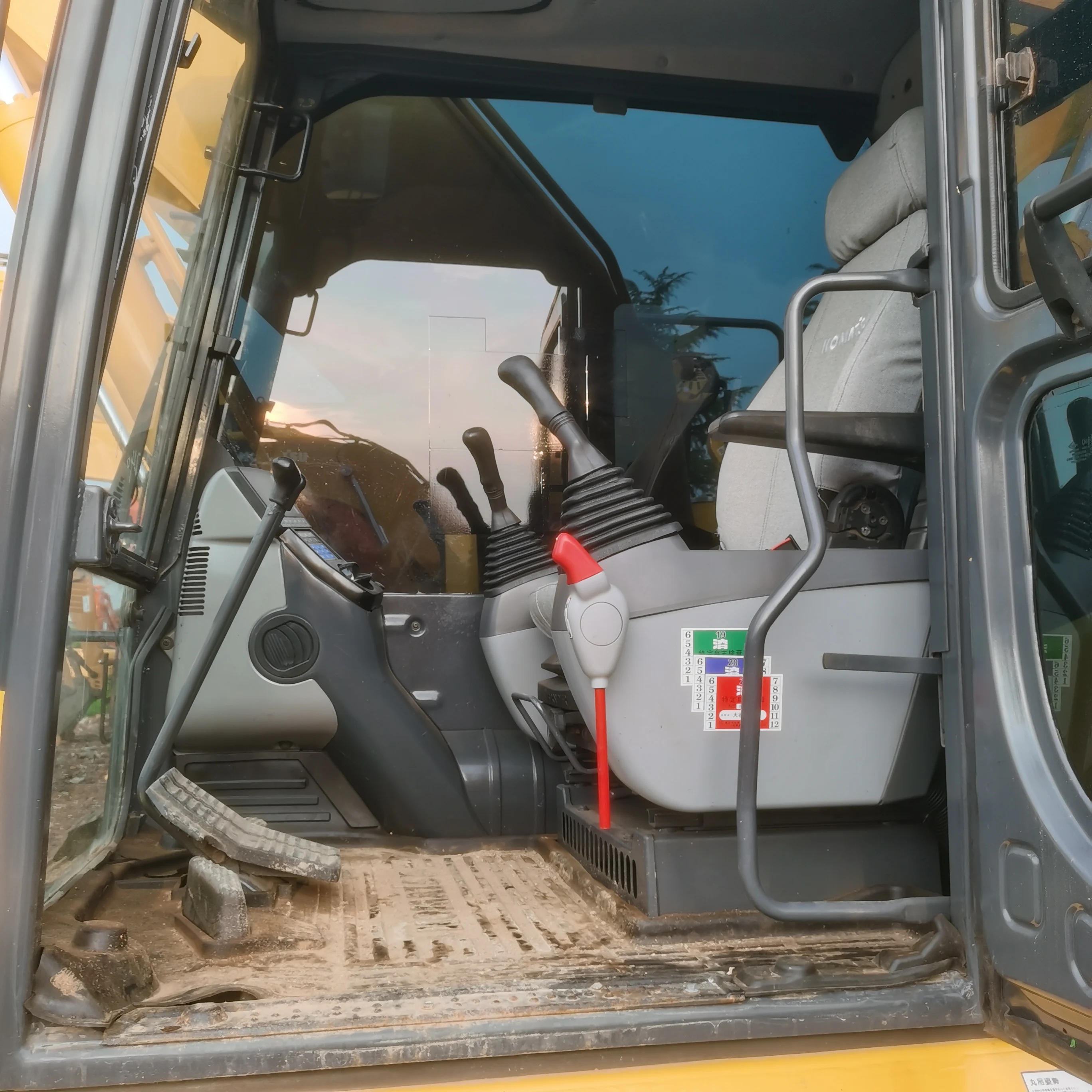 Japanese Original Second-Hand Komatsu PC240-8 Mini Excavator Earth Moving Machinery Core Engine Pump Similar PC270-7/300-7/350-7