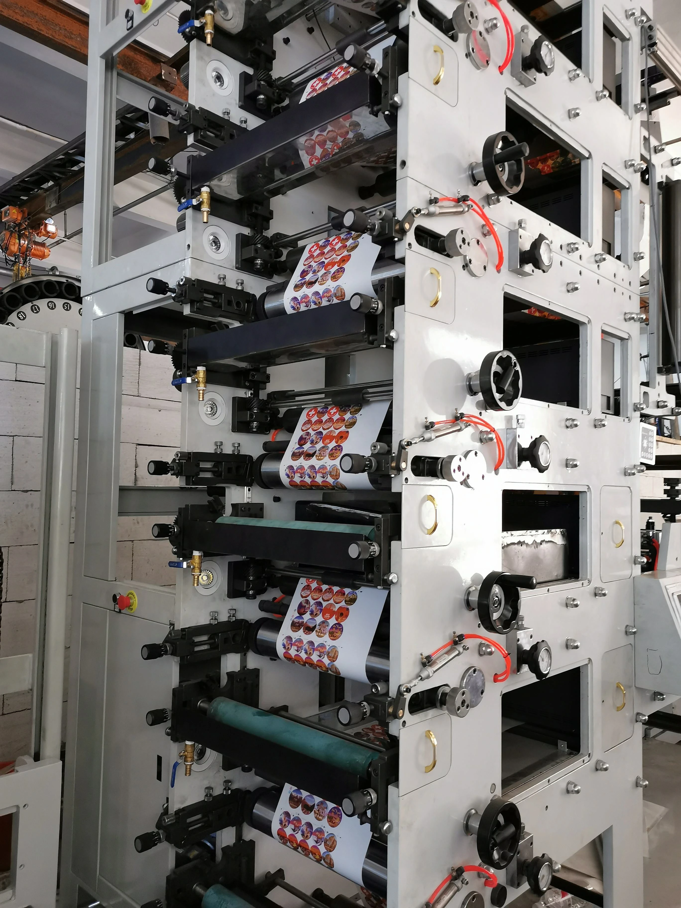 Adhesive Sticker Flexo Label Printing Machine 6 Colors Labels Paper Roll To Roll Die Cut Flexographic label making machine