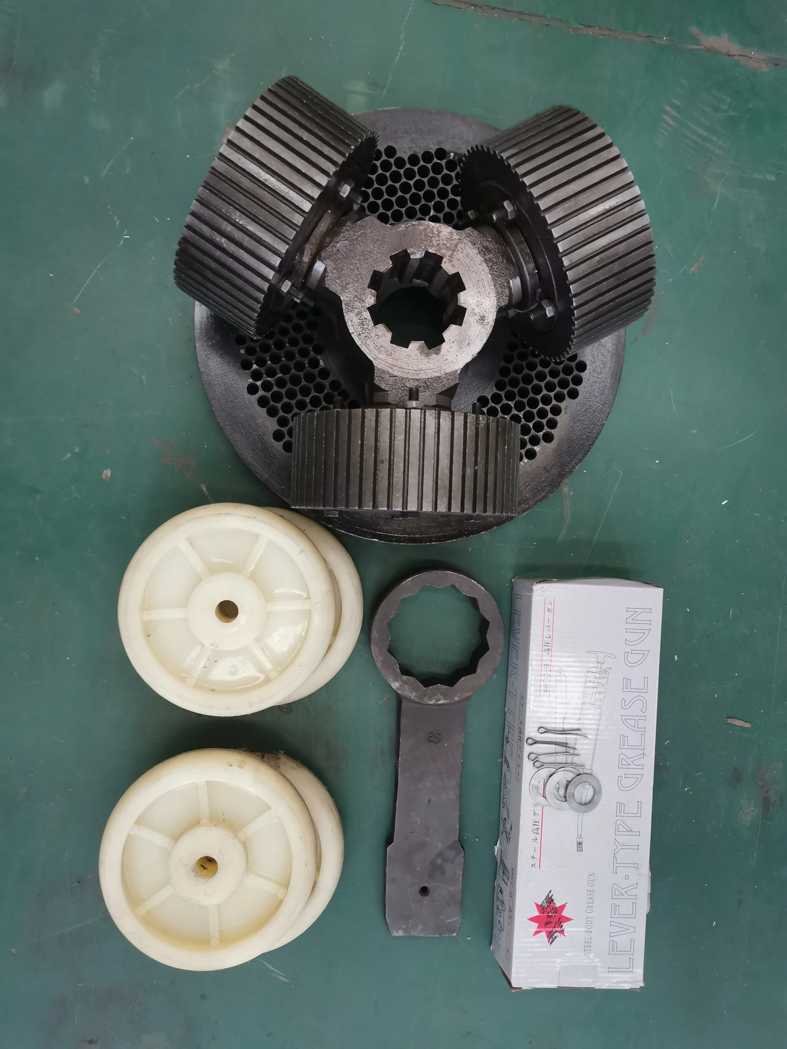 Машина для производства кормов кур