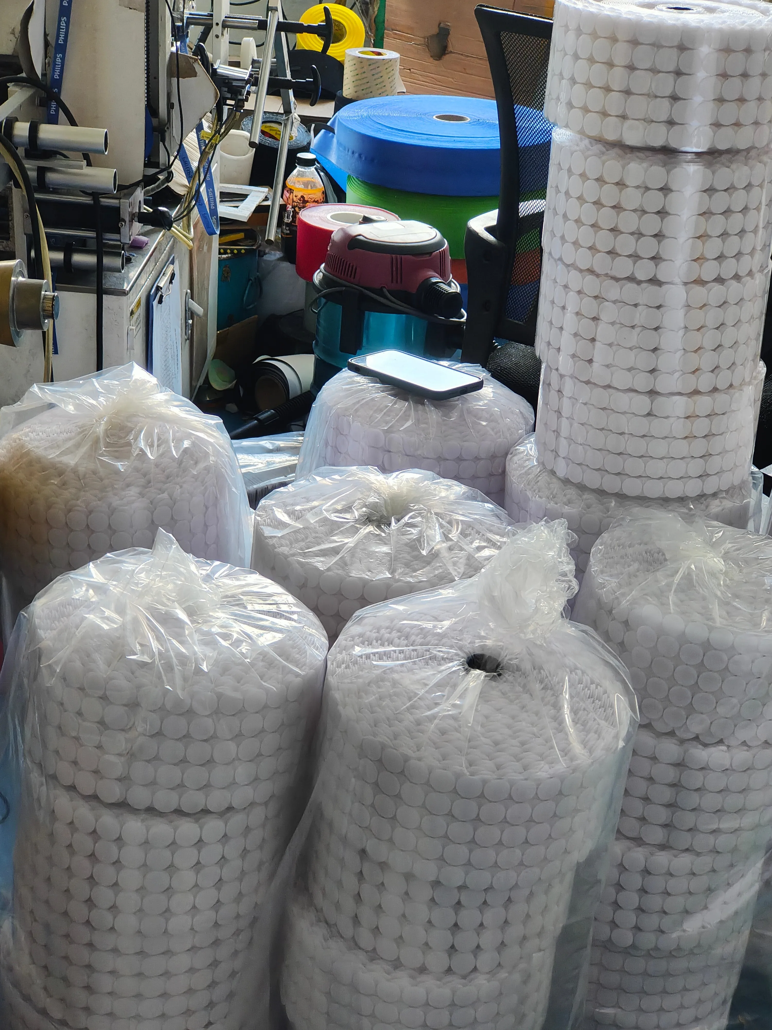 Self Adhesive Dots Strong Adhesive Hook And Loop Dots Tape Sticky Back Nylon Coins Die Cut Velcroes Hook And Loop Dots