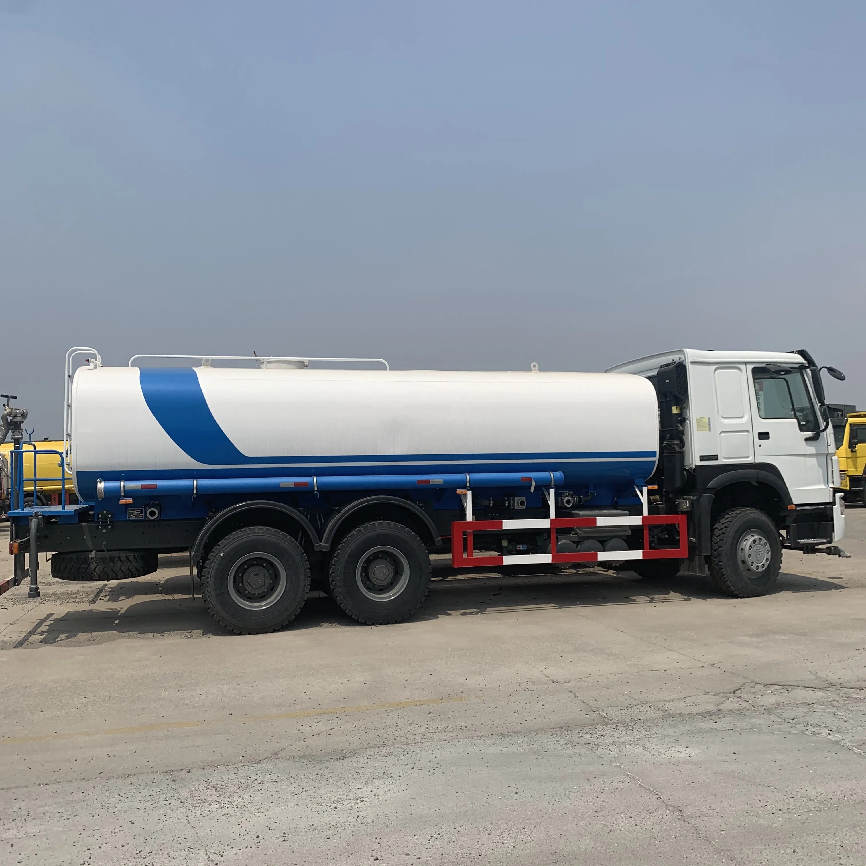 SINOTRUK HOWO 20- 30m3 30000 литров большой разбрызгиватель воды грузовик