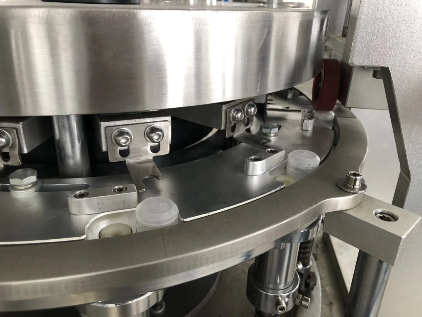 flip top cap tapa closure closing folding machine